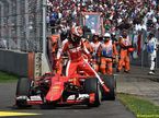 Кими Райкконе покидает кокпит Ferrari после столкновения с Валттери Боттасом