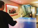 Кими Райкконен играет в настольный теннис с сыном Робином