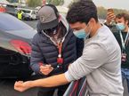 Кими Райкконен расписывается на руке Пьетро Маньяни
