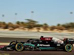Льюис Хэмилтон за рулём Mercedes W12т на тестах в Бахрейне