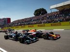 Машины Mercedes и Red Bull Racing на старте в Сильверстоуне, фото XPB