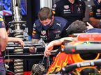 Механики Red Bull Racing проверяют заднее антикрыло на машине Макса Ферстаппена