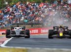 Машины AlphaTauri и Red Bull на трассе