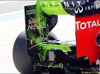Заднее крыло Red Bull RB8 на тренировках в Японии со следами специальной краски для проверки аэродинамики