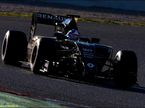 Renault на тестах в Барселоне в лучах закатного солнца
