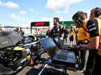 Инженеры Renault на стартовой решётке