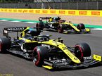 Машины Renault на трассе в Сильверстоуне