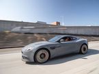 Даниэль Риккардо за рулём Aston Martin на дорогах Калифорнии