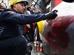 Даниэль Риккардо на мероприятии Red Bull в среду вместе с напарником расписывал машины