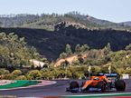 Даниэль Риккардо за рулём McLaren MCL35M на трассе в Португалии