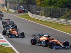 Гонщики McLaren на трассе в Монце во время субботнего спринта