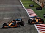 Машины McLaren на трассе Гран При Бахрейна