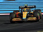 Ландо Норрис за рулём McLaren MCL36 на трассе в Ле-Кастелле