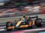 Ландо Норрис за рулём McLaren MCL36 на трассе в Ле-Кастелле