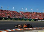 Ландо Норрис за рулём McLaren MCL36 на трассе в Зандфорте