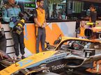 Ландо Норрис выезжает из боксов McLaren на очередную квалификационную попытку, фото пресс-службы McLaren
