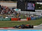 Макс Ферстаппен обгоняет Джорджа Расселла