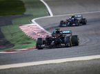 Джордж Расселл за рулём Mercedes на трассе Гран При Сахира