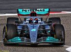 Джордж Расселл за рулём Mercedes W13 на трассе в Бахрейне