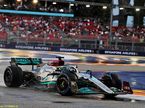 Джордж Расселл за рулём Mercedes W13 на трассе в Сингапуре