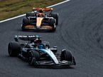 Джордж Расселл ведёт борьбу с McLaren на дистанции Гран При Японии, фото XPB