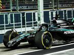 Джордж Расселл возвращается в боксы Mercedes после аварии, фото XPB