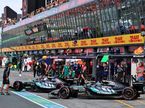Гонщики Mercedes выезжают на очередную квалификационную попыту, фото XPB