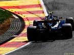Карлось Сайнс за рулём Renault на трассе в Спа