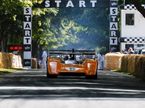 Карлос Сайнс на трассе в Гудвуде за рулём McLaren M8D