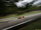 Mашина McLaren на трассе в Монце