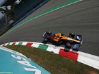 Карлос Сайнс за рулём McLaren MCL35 на трассе в Монце