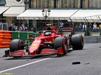 Карлось Сайнс за рулём Ferrari SF21 на трассе в Монако