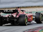Карлось Сайнс за рулём Ferrari F1-75 на трассе в Барселоне