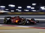 Карлось Сайнс за рулём Ferrari F1-75 на трассе в Бахрейне