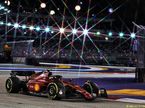 Карлось Сайнс за рулём Ferrari F1-75 на трассе в Сингапуре