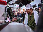 Карлос Сайнс радуется успеам отца, фото пресс-службы ралли-рейда