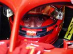 Карло Сайнс в кокпите машины Ferrari на тренировках в Джидде, фото XPB
