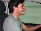 Карлос Сайнс за рулём арендованного минивэна, стоп-кадр из видео, котоырм поделился Шарль Леклер