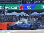 Карлос Сайнс покидает машину Williams, разбитую за считаные минут до финиша Гран При Мехико, фото XPB