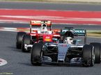Машины Mercedes и Ferrari на тестах в Барселоне