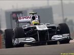 Пастор Мальдонадо за рулем Williams FW33 на трассе в Шанхае