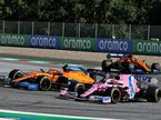 Машины McLaren и Racing Point на трассе в Венгрии