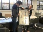Падди Лоу вручает Робу Смедли комбинезон Фелипе Массы