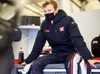 Каллум Айлотт в боксах команды Haas F1 на Нюрбургринге