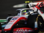 Мик Шумахер за рулём машины Haas на трассе в Джидде