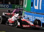 Кевин Магнуссен за рулём машины Haas на трассе в Джидде