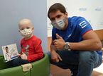 Пьетро Фиттипальди с ребёнком, проходящим лечение в Levine Children’s Hospital