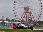 Кевин Магнуссен за рулём машины Haas на трассе в Сузуке
