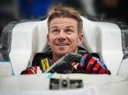 Нико Хюлкенберг во время процедуры подгонки сиденья на базе Haas F1, фото пресс-службы команды