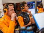 Ландо Норрис на совещании с инженерами McLaren после финиша гонки в Лас-Вегасе